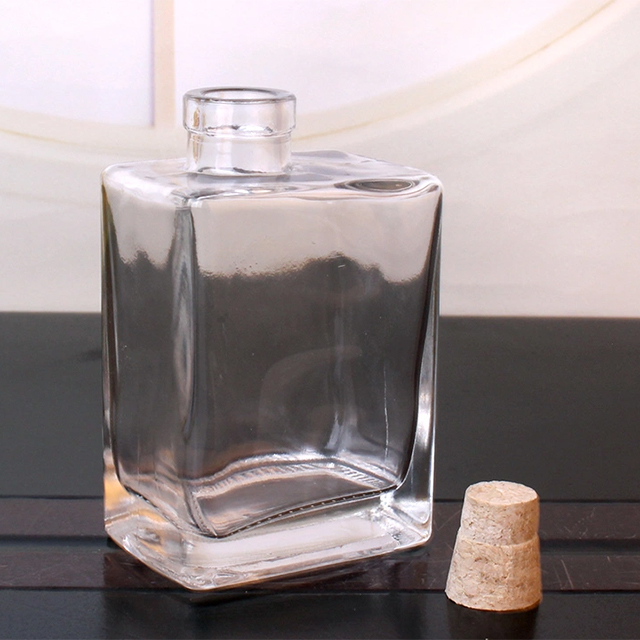 300毫升的平坦方形玻璃饮料瓶与软木