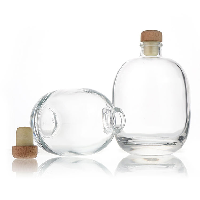 透明的火石威士忌伏特加酒龙舌兰酒玻璃酒瓶和密封的盖子